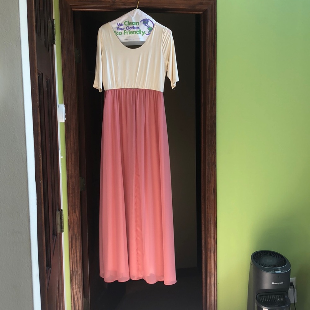 Can be worn Normal or as a maternity dress